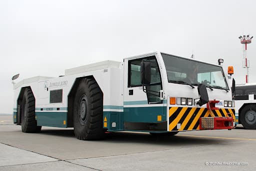 Аэродромные тягач